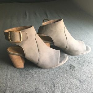 Vionic light grey peep toe sling back block heels